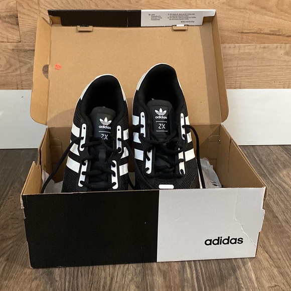 Adidas sneaker, black and white - Picture 2 of 3